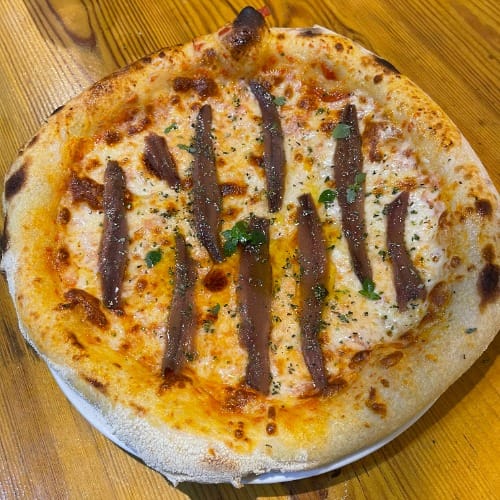 Pizza putanesca italiana Pizza putanesca italiana