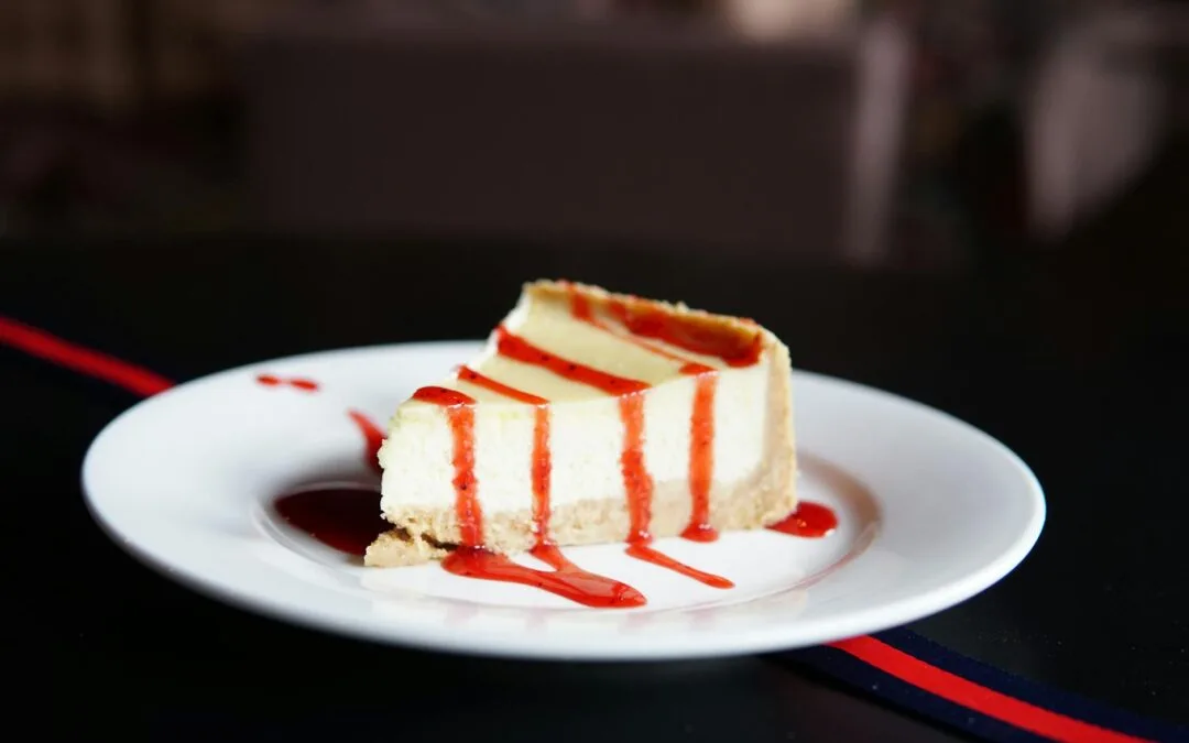 Descubre la receta definitiva para un cheesecake al horno cremoso y sin grietas, con una textura suave y cremosa, y un sabor intenso y aromático.