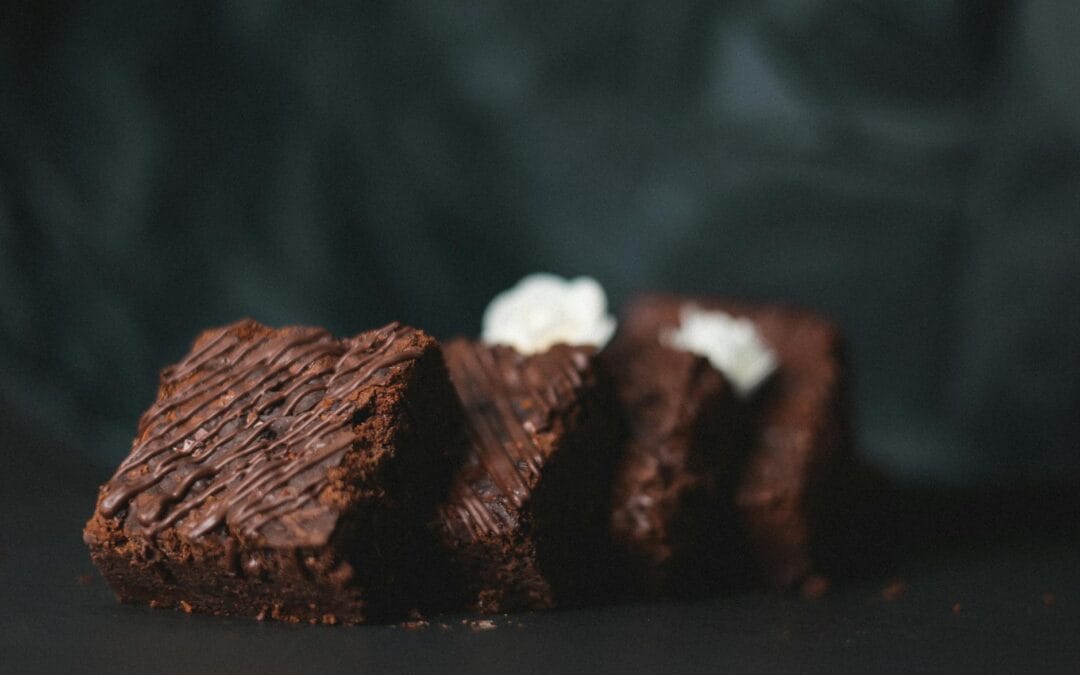 Receta de Brownies de Chocolate Fudge con Corteza Brillante, un postre exquisito y visualmente impresionante que combina lo mejor del chocolate y el fudge.